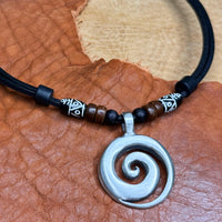 Handmade Surferkette Neuseeland Maori Koru mit gecarvten Tubes für Damen und Herren von HANA LIMA