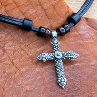 Handmade Gothik Kruzifix Leder Halsette mit Ornamenten | Christlicher Surfer Schmuck von HANA LIMA