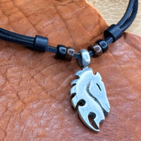 Schwarze handmade Reiter Halskette mit Anhänger Pferde Kopf für Damen & Herren | HANA LIMA Schmuck