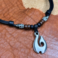 Schwarze handgemachte Surfer Leder Halskette Maori Hei Matau Fishhook | Damen & Herren | HANA LIMA