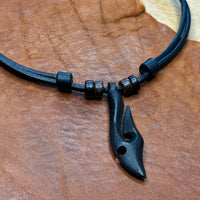 Handmade Surferkette mit Hei Matau Maori Anhänger aus Holz für Damen und Herren von HANA LIMA