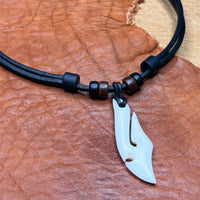 Handmade Surferkette mit Hei Matau Maori Anhänger aus Knochen für Damen und Herren von HANA LIMA