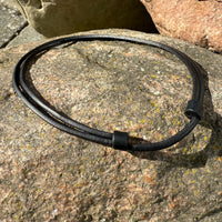 Schwarze handgefertigte Lederkette für eigenen (Ehe-)Ring | Surfer Halskette | Schmuck von HANA LIMA