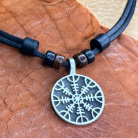 Schwarze handmade Lederkette mit Aegishjalmur Anhänger für Damen & Herren | HANA LIMA Kelten Schmuck