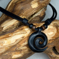 Handgemachte Surfer Lederkette Maori Koru Spirale Holz Schnitzerei für Damen & Herren von HANA LIMA