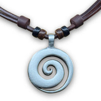 Handgefertige verstellbare Leder Halskette Maori Koru Anhänger für Damen und Herren von HANA LIMA