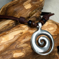 Handgemachte braune Surfer Lederkette Maori Koru Spirale | Damen & Herren | HANA LIMA Schmuck
