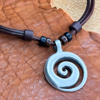 Braune handmade Surferkette Neuseeland Maori Koru für Damen und Herren | Schmuck von HANA LIMA