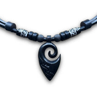 Handgefertige verstellbare Leder Halskette Maori Koru Anhänger für Damen und Herren von HANA LIMA