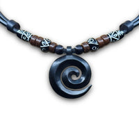 Handgefertige verstellbare Leder Halskette Maori Koru Anhänger für Damen und Herren von HANA LIMA
