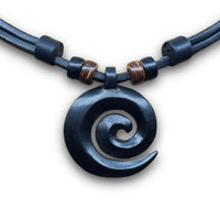 Handgefertige verstellbare Leder Halskette Maori Koru Spirale für Damen und Herren von HANA LIMA