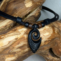 Handgemachte Surfer Lederkette Maori Koru Tribal Holz Schnitzerei für Damen & Herren von HANA LIMA