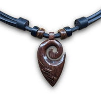 Handgefertige verstellbare Leder Halskette Maori Koru Tribal Anhänger aus Hartholz von HANA LIMA