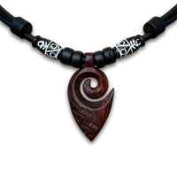 Handgefertige verstellbare Leder Halskette Maori Koru Tribal Anhänger aus Hartholz von HANA LIMA