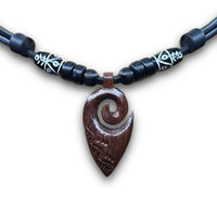 Handgefertige verstellbare Leder Halskette Maori Koru Tribal Anhänger aus Palisander von HANA LIMA