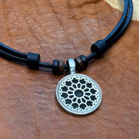 Handmade Leder Surferkette mit Lebensblume Ornament Anhänger - Esoterischer Schmuck von HANA LIMA