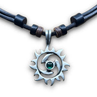 Verstellbare schwarze Leder Halskette | Sonne mit Jade-farbenem Schmuckstein für Damen und Herren