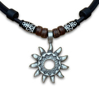 Verstellbare schwarze Leder Halskette mit Tribal Sonne für Damen und Herren | Schmuck von HANA LIMA