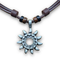 Verstellbare schwarze Leder Halskette mit Tribal Sonne für Damen und Herren | Schmuck von HANA LIMA