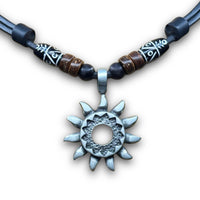 Verstellbare schwarze Leder Halskette mit Tribal Sonne für Damen und Herren | Schmuck von HANA LIMA