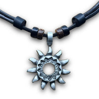 Verstellbare schwarze Leder Halskette für Damen und Herren - Tribal Sonne - Schmuck von HANA LIMA