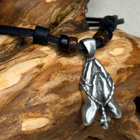 Handgemachte Surfer Lederkette Christlich Betende Hände für Damen und Herren | Schmuck von HANA LIMA