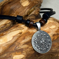 Handgemachte Surfer Lederkette Keltischer Schildknoten für Damen und Herren | Schmuck von HANA LIMA