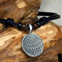 Schwarze handmade Surferkette mit Boho Ethno Mandala Tribal für Damen & Herren | HANA LIMA Schmuck