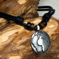 Handgemachte Surfer Lederkette One World Weltkugel für Reisen | Damen & Herren | HANA LIMA Schmuck