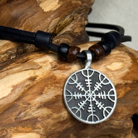 Handgemachte Surfer Lederkette Wikinger Aegishjalmur für Damen und Herren | Schmuck von HANA LIMA