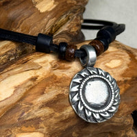 Schwarze handmade Surferkette mit Sonnen-Medaillon Anhänger für Damen & Herren | HANA LIMA Schmuck