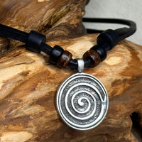 Handgemachte Surfer Lederkette Keltische Spirale für Damen und Herren | Schmuck von HANA LIMA