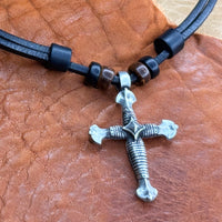 Handmade Gothik Kruzifix Leder Surferkette mit Schwert Kreuz | Christlicher Schmuck | HANA LIMA