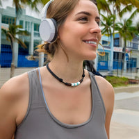 Verstellbare Lederhalskette mit türkiser Glasperle für Damen und Herren - Surferkette von HANA LIMA