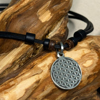 Handgemachte Surfer Lederkette Lebensblume - Ornament Schmuck für Damen und Herren von HANA LIMA