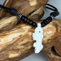 Handgemachte Surfer Lederkette Maori Knochen Schnitzerei Gecko für Damen und Herren von HANA LIMA