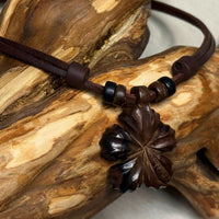 Handgemachte braune Hawaii Surfer Lederkette Hibiskus Schnitzerei für Damen und Herren von HANA LIMA