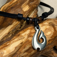 Schwarze handgemachte Surfer Leder Halskette Maori Hei Matau für Damen und Herren von HANA LIMA