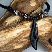 Handgemachte Surfer Lederkette Maori Fishhook Schnitzerei Hei Matau | Damen & Herren | HANA LIMA