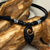 Handgemachte Surfer Lederkette Maori Koru Holz Schnitzerei für Damen und Herren von HANA LIMA