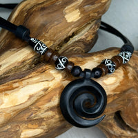 Handgemachte Surfer Lederkette Maori Koru Holz Schnitzerei für Damen und Herren von HANA LIMA