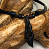 Handgemachte Surfer Lederkette Maori Holz Schnitzerei Hei Matau für Damen und Herren von HANA LIMA