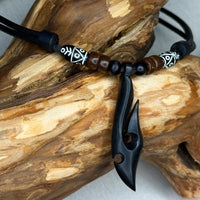 Handgemachte Surfer Lederkette Maori Holz Schnitzerei Hei Matau für Damen und Herren von HANA LIMA
