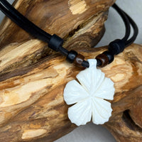 Handgemachte schwarze Hawaii Surfer Lederkette Hibiskus Schnitzerei für Damen & Herren | HANA LIMA