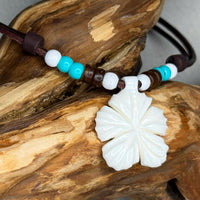 Handgemachte braune Hawaii Surfer Lederkette Hibiskus Schnitzerei für Damen & Herren | HANA LIMA