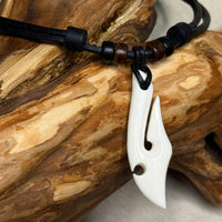 Handgemachte Surfer Lederkette Maori Knochen Schnitzerei Hei Matau für Damen und Herren von HANA LIMA