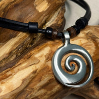 Handgemachte Surfer Lederkette Maori Koru Symbol für Damen und Herren | Schmuck von HANA LIMA