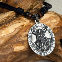 Handgemachte Wikinger Lederkette mit Odin-Runen-Medaillon für Damen und Herren | HANA LIMA Schmuck