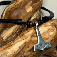 Handgemachte Surfer Lederkette Thorshammer - Wikinger Schmuck für Damen und Herren von HANA LIMA