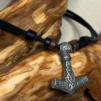 Handgemachte Surfer Lederkette Thorshammer - Wikinger Schmuck für Damen und Herren von HANA LIMA